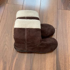 Isotoner Faux Suede Fur Slippers. Brown. Size 9.5-10 Runs small.